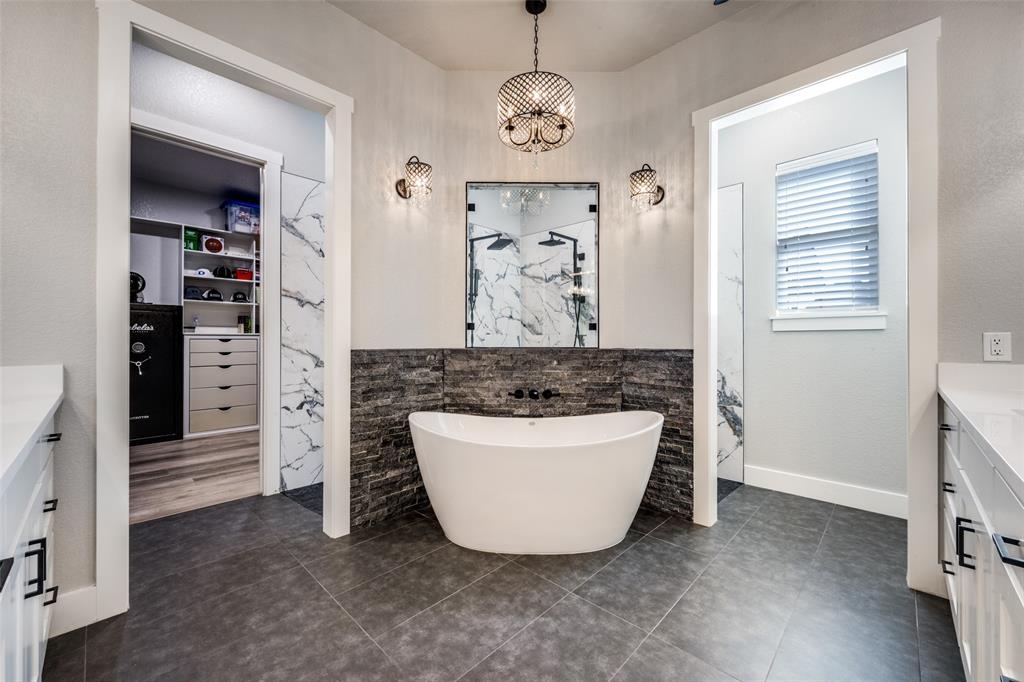123 Proctor Lane Decatur, TX 76234 - Photo 13 of 25 a bathroom with a bathtub and shower
