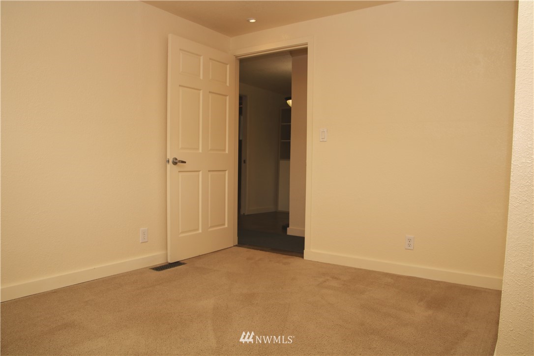8304 196th Street Southwest Edmonds, WA 98026 - Photo 11 of 24 Gallery Image 11