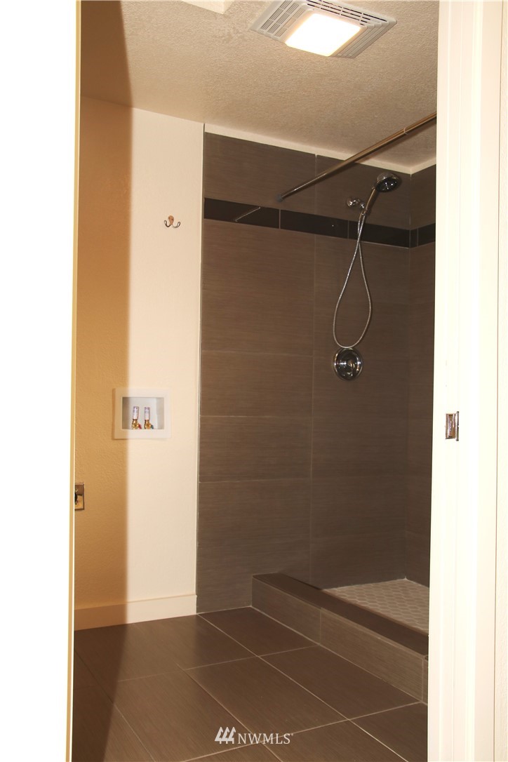 8304 196th Street Southwest Edmonds, WA 98026 - Photo 15 of 24 Gallery Image 15