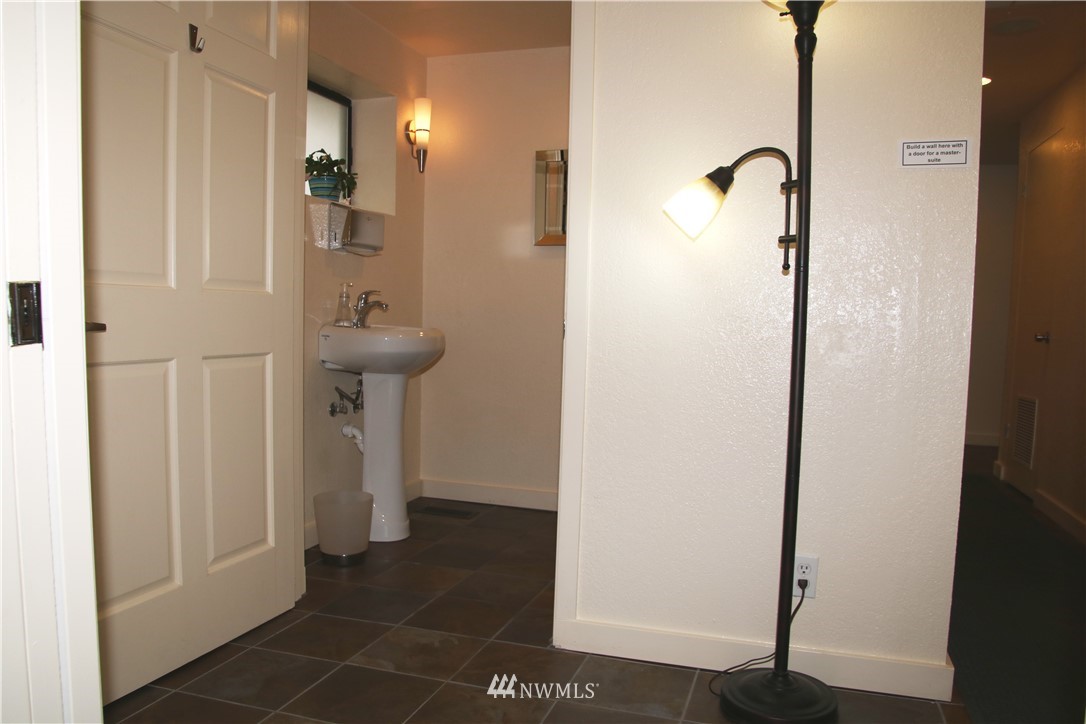 8304 196th Street Southwest Edmonds, WA 98026 - Photo 16 of 24 Gallery Image 16