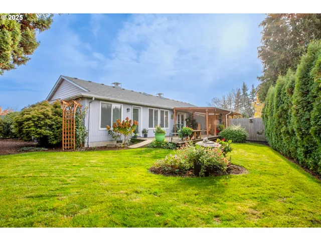 a view of a house with back yard