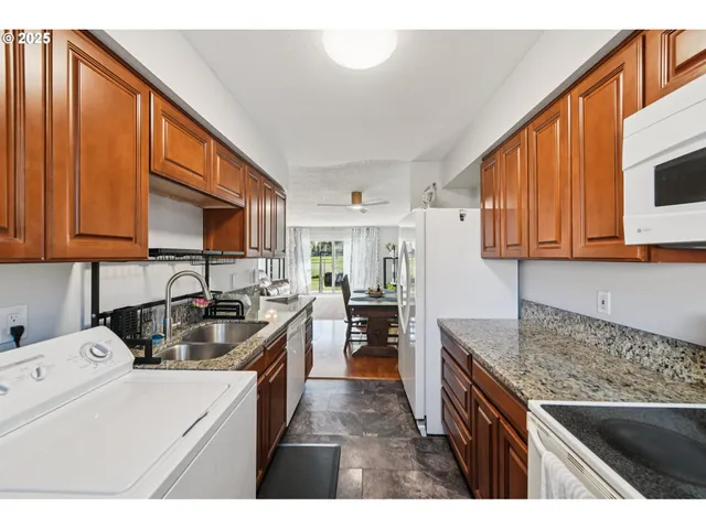 $269,900 | 1302 Northeast Hogan Drive, Unit 169, Gresham, OR 97030