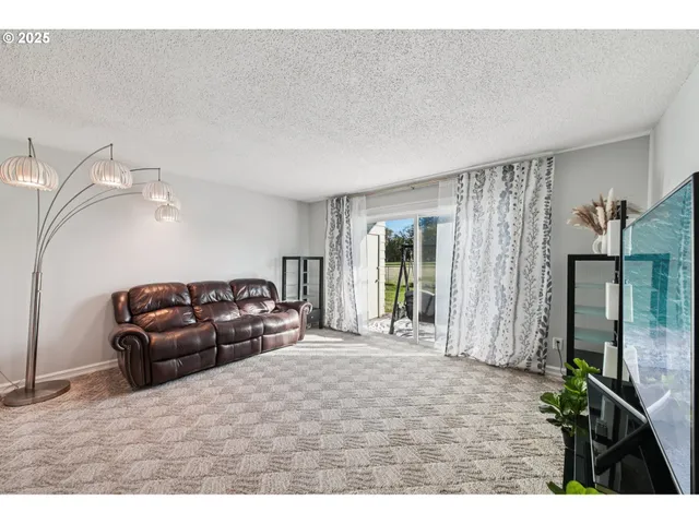 $269,900 | 1302 Northeast Hogan Drive, Unit 169, Gresham, OR 97030