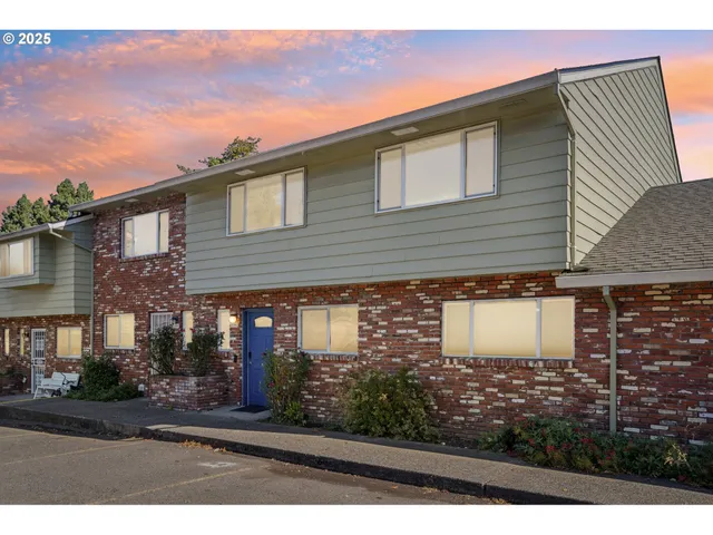 $269,900 | 1302 Northeast Hogan Drive, Unit 169, Gresham, OR 97030