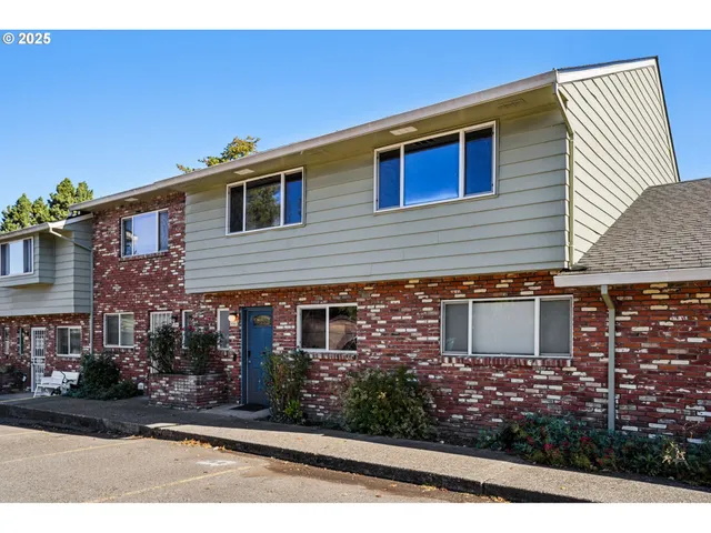 $269,900 | 1302 Northeast Hogan Drive, Unit 169, Gresham, OR 97030