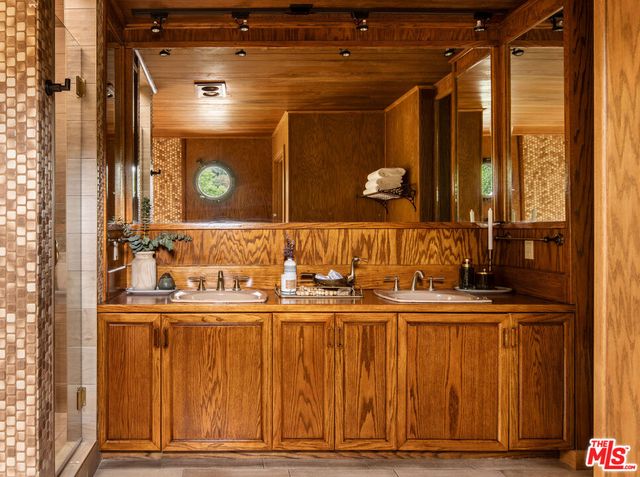 a view of walk in closet