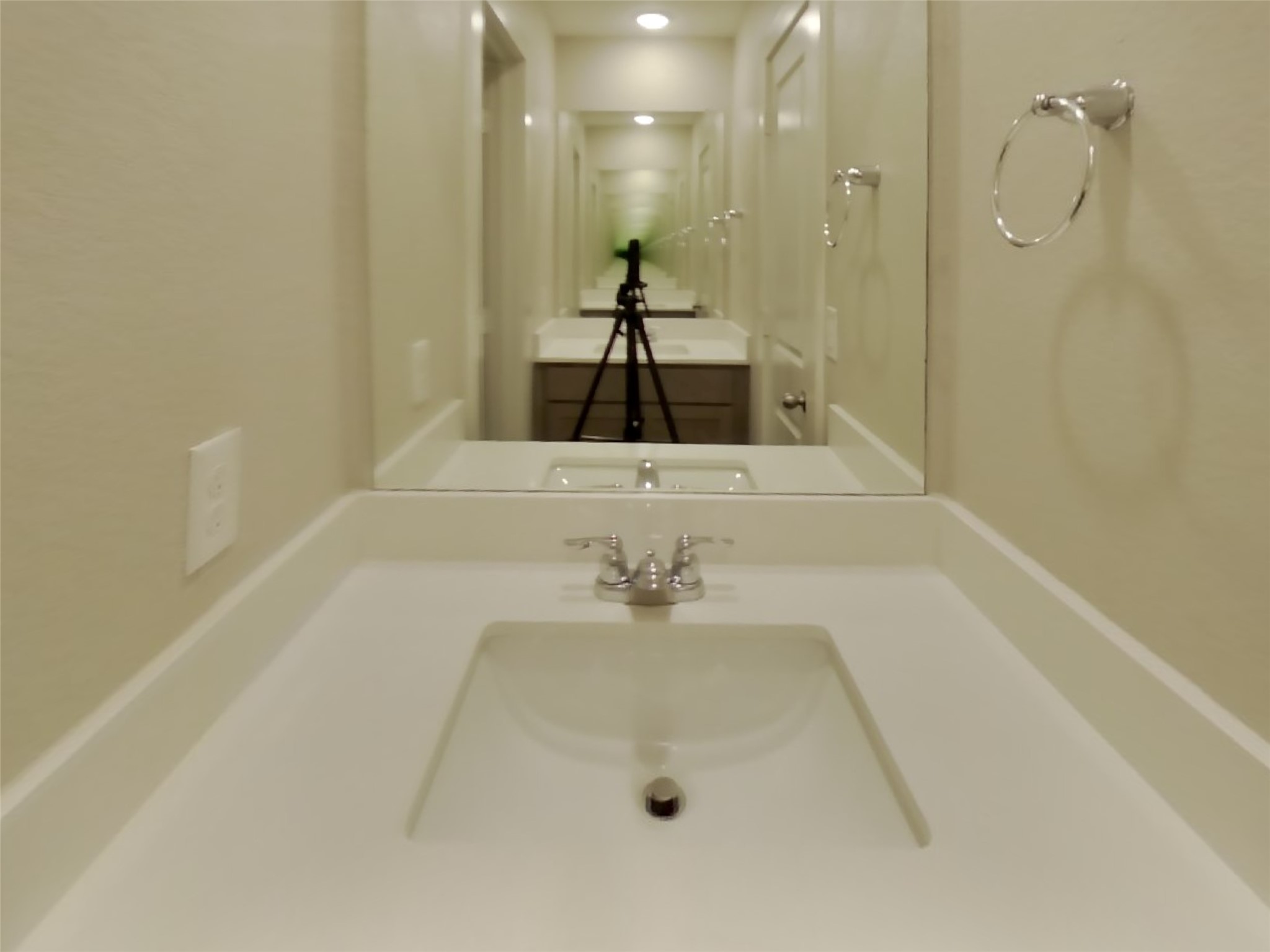 509 Raglands Road Leander, TX 78641 - Photo 14 of 18 a bathroom with a bathtub