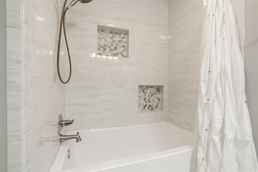 3124 Barton Road Carrollton, TX 75007 - Photo 34 of 36 a bathroom with a bath tub