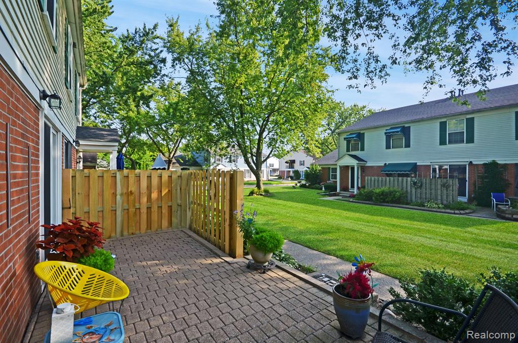 24622 Spring Lane Harrison Township, MI 48045 - Photo 28 of 30