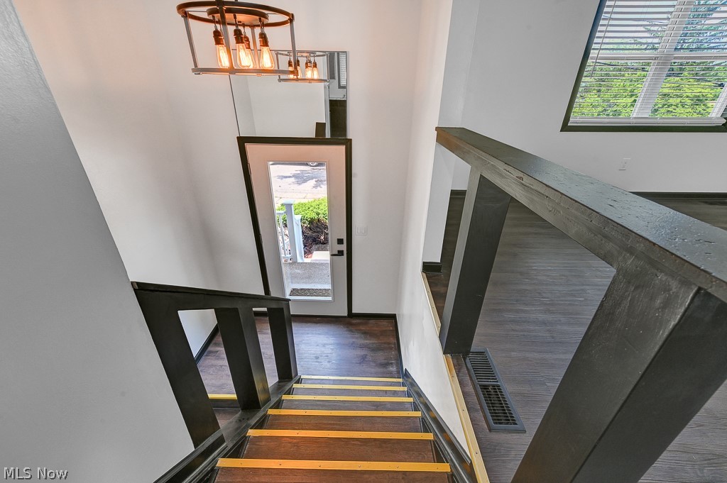 1489 Scenic Way Akron, OH 44310 - Photo 3 of 16 Entryway