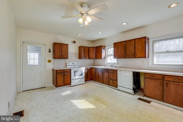 $300,000 | 117 Pine Lane, Hainesport, NJ 08036