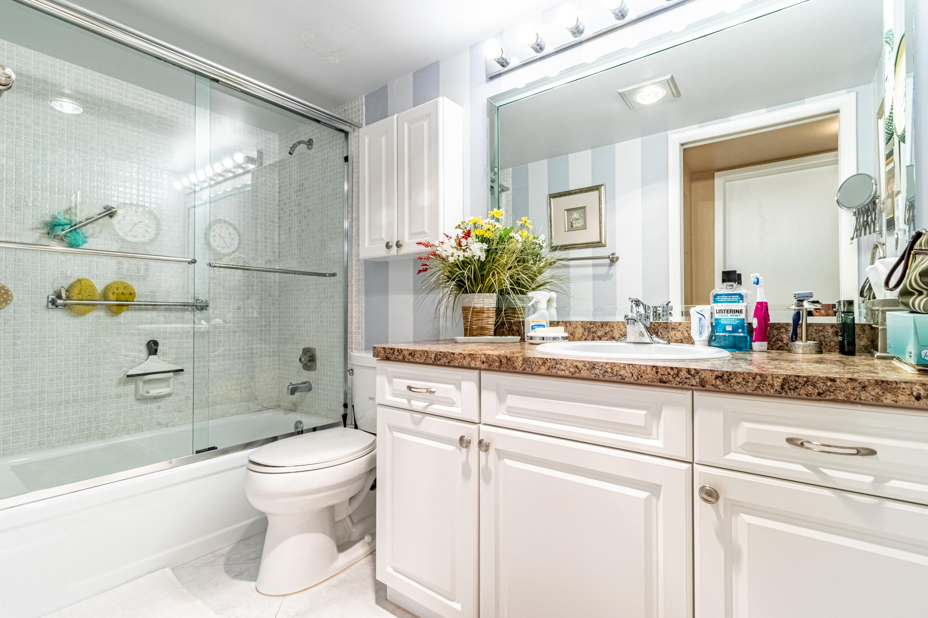 1050 Newcastle A Boca Raton, FL 33434 - Photo 16 of 45 Guest Bathroom