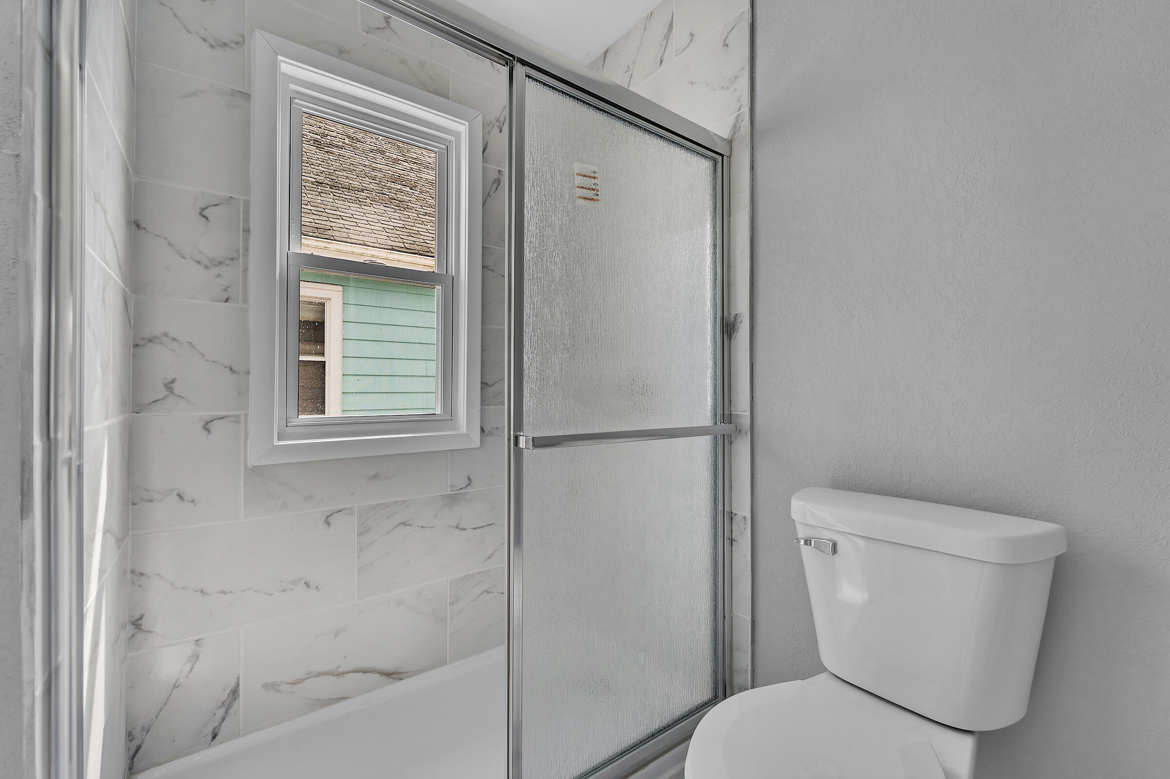 6824 West Hayes Avenue West Allis, WI 53219 - Photo 16 of 21 Bathroom