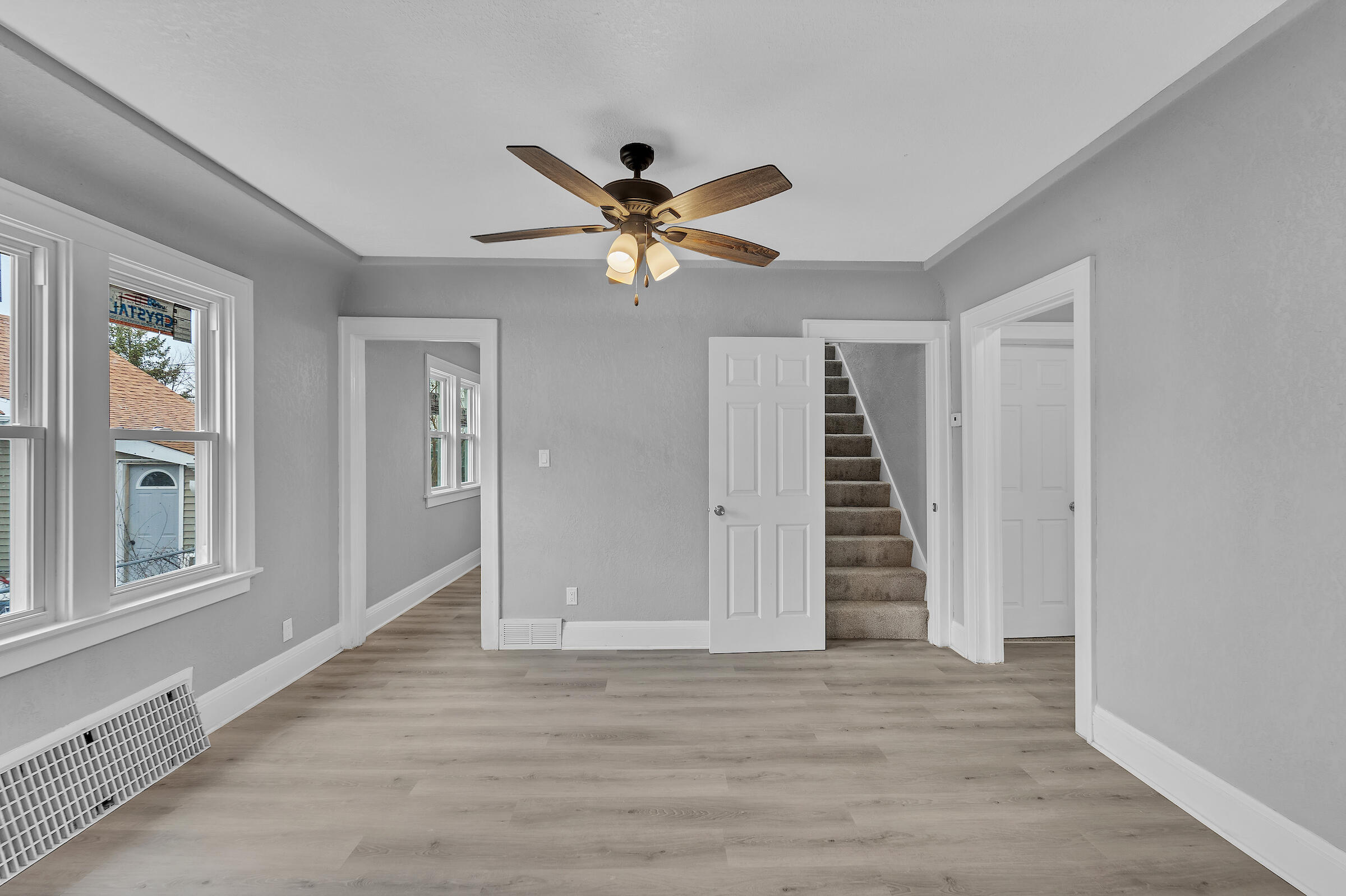 6824 West Hayes Avenue West Allis, WI 53219 - Photo 3 of 21 Living Room