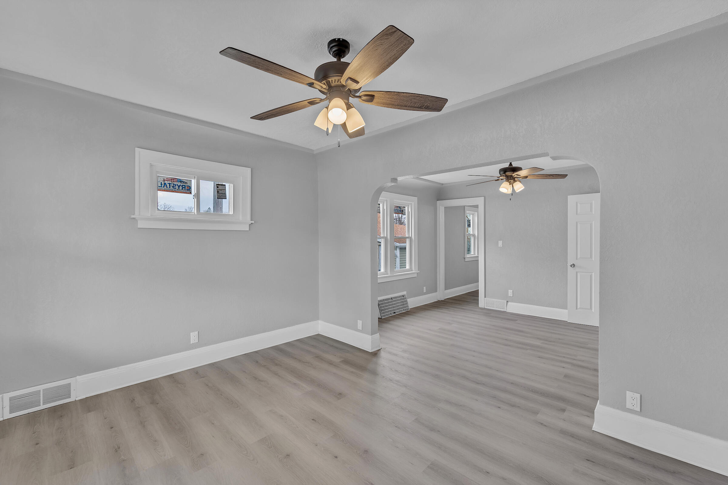 6824 West Hayes Avenue West Allis, WI 53219 - Photo 4 of 21 Living Room
