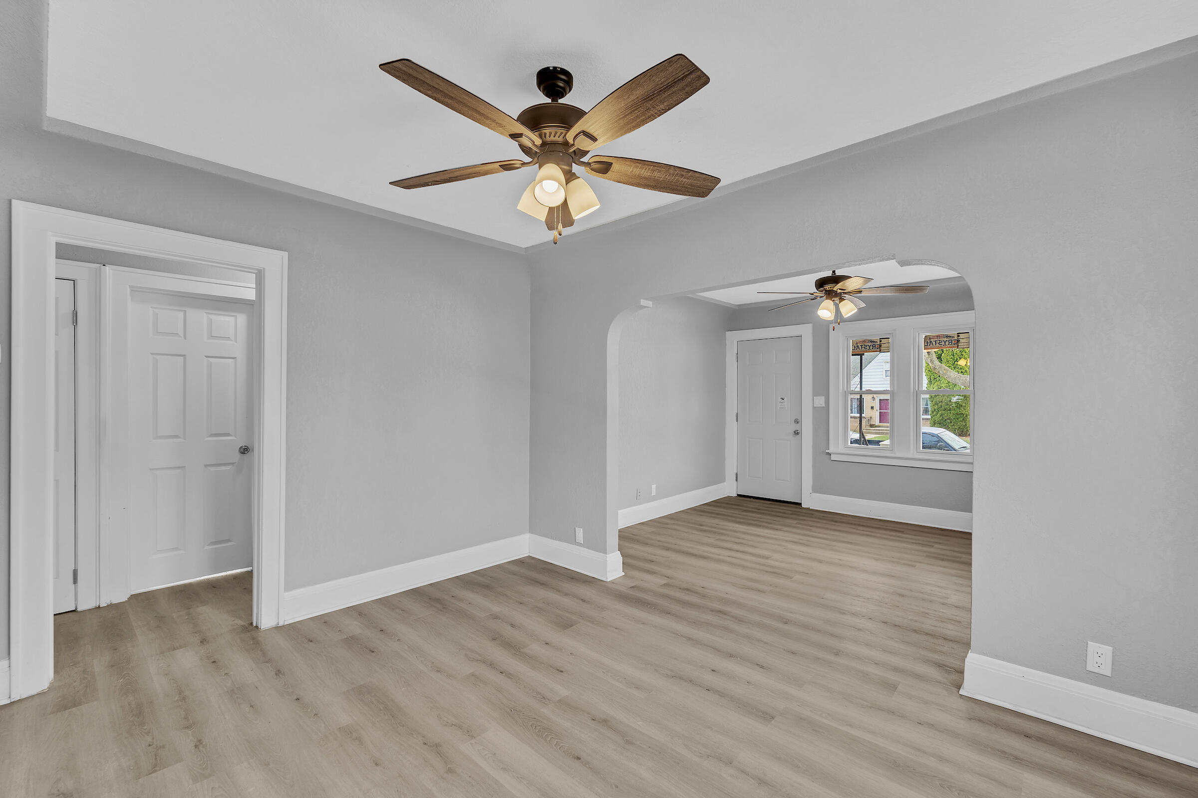6824 West Hayes Avenue West Allis, WI 53219 - Photo 5 of 21 Living Room