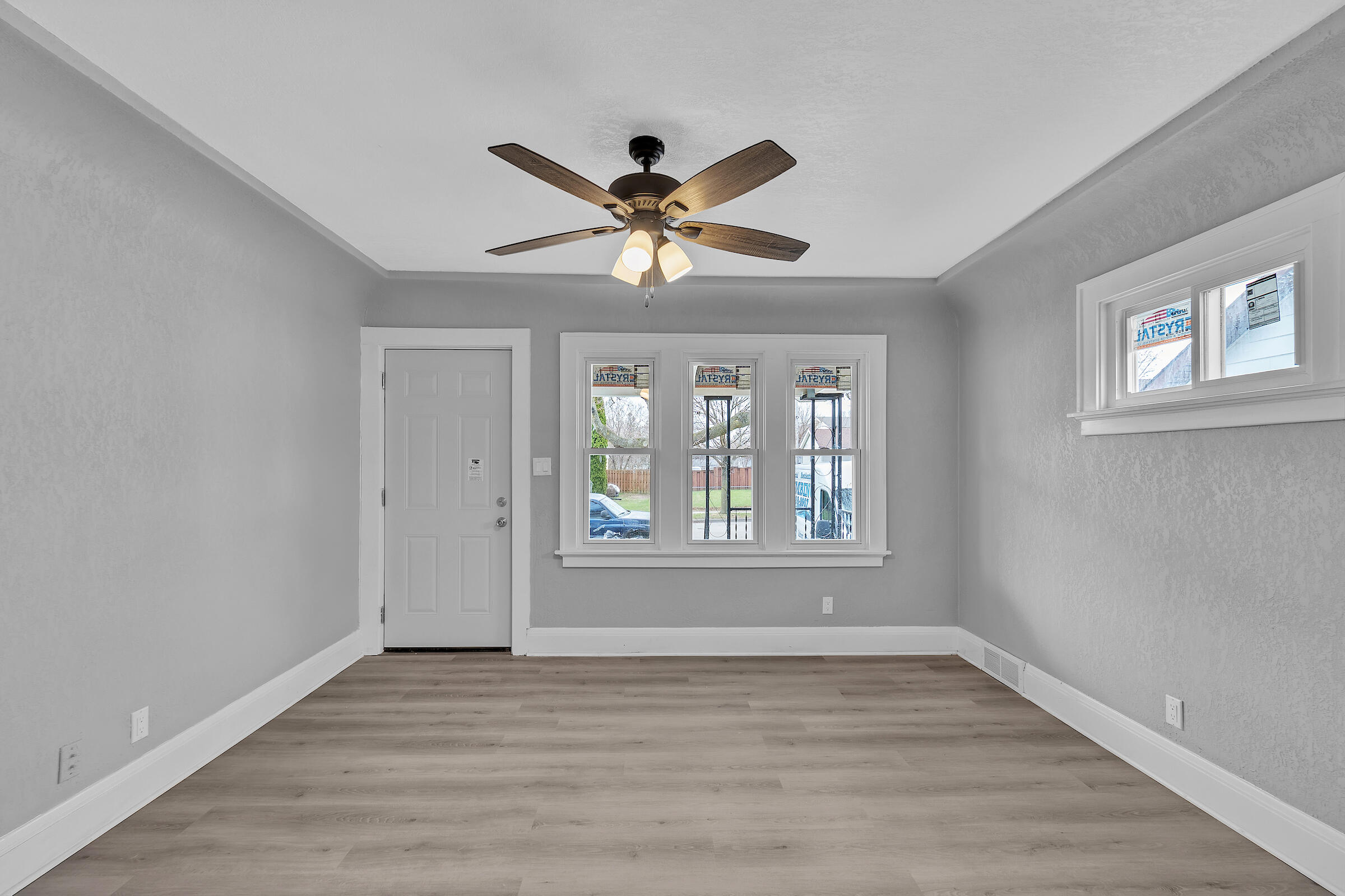 6824 West Hayes Avenue West Allis, WI 53219 - Photo 6 of 21 Living Room