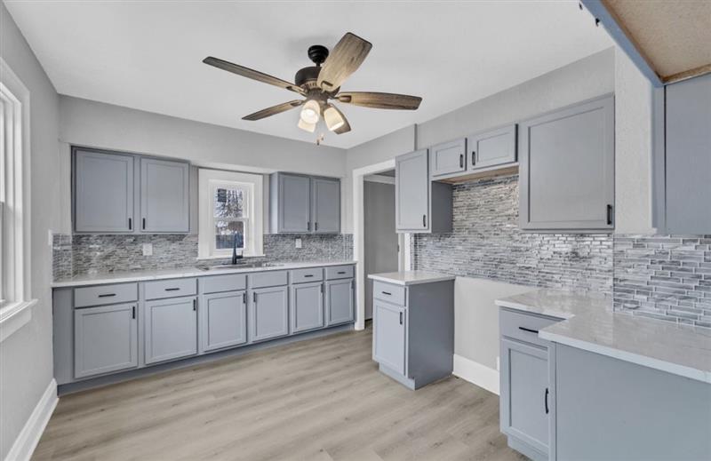 6824 West Hayes Avenue West Allis, WI 53219 - Photo 7 of 21 Kitchen