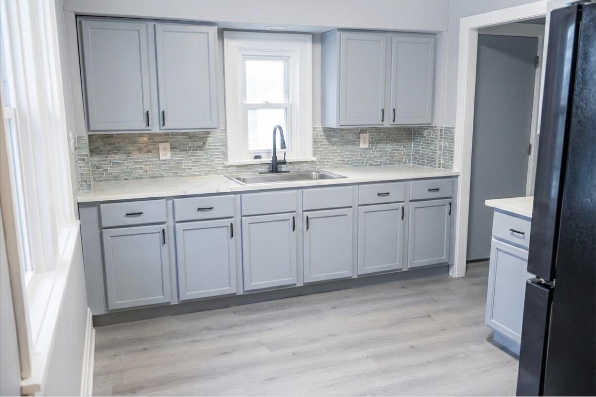 6824 West Hayes Avenue West Allis, WI 53219 - Photo 9 of 21 Kitchen