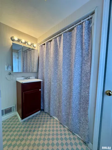 $79,900 | 215 South Jackson Street, Harrisburg, IL 62946