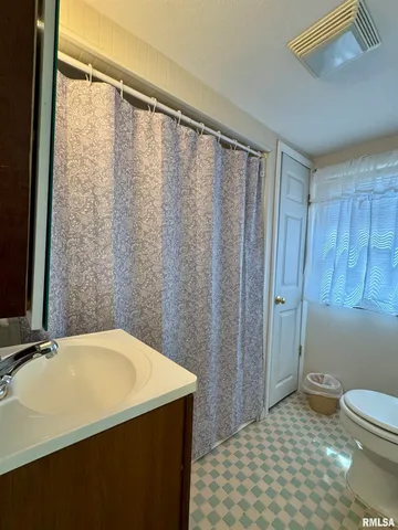 $79,900 | 215 South Jackson Street, Harrisburg, IL 62946