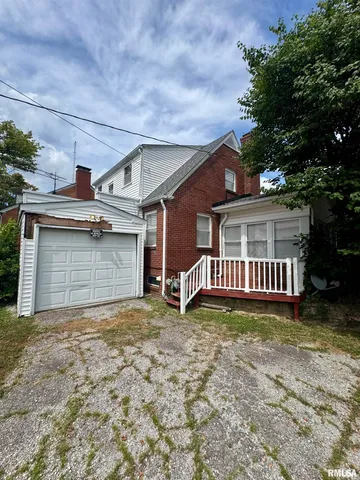 $79,900 | 215 South Jackson Street, Harrisburg, IL 62946