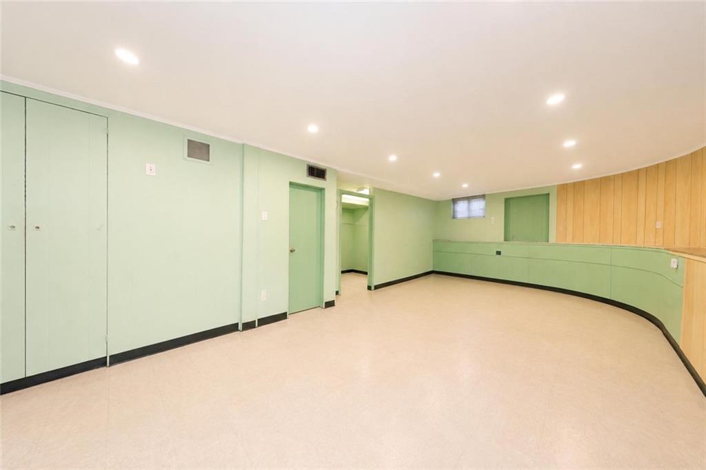 1 Bay Ridge Parkway Brooklyn, NY 11209 - Photo 27 of 38 a view of an empty room