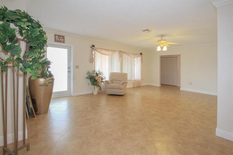 98 Seminole Lane Boca Raton, FL 33487 - Photo 10 of 42 a living room with furniture and a potted plant