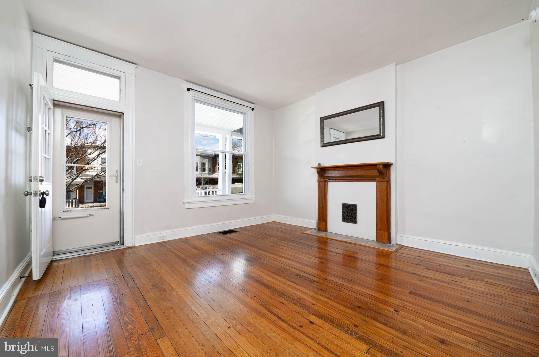 4119 Falls Road Baltimore, MD 21211 - Photo 2 of 14 Living Room