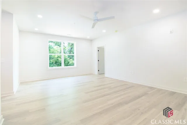 $1,800 | 240 Martha Drive, Unit 220, Athens, GA 30606