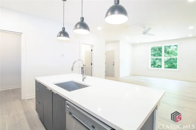 $1,800 | 240 Martha Drive, Unit 220, Athens, GA 30606