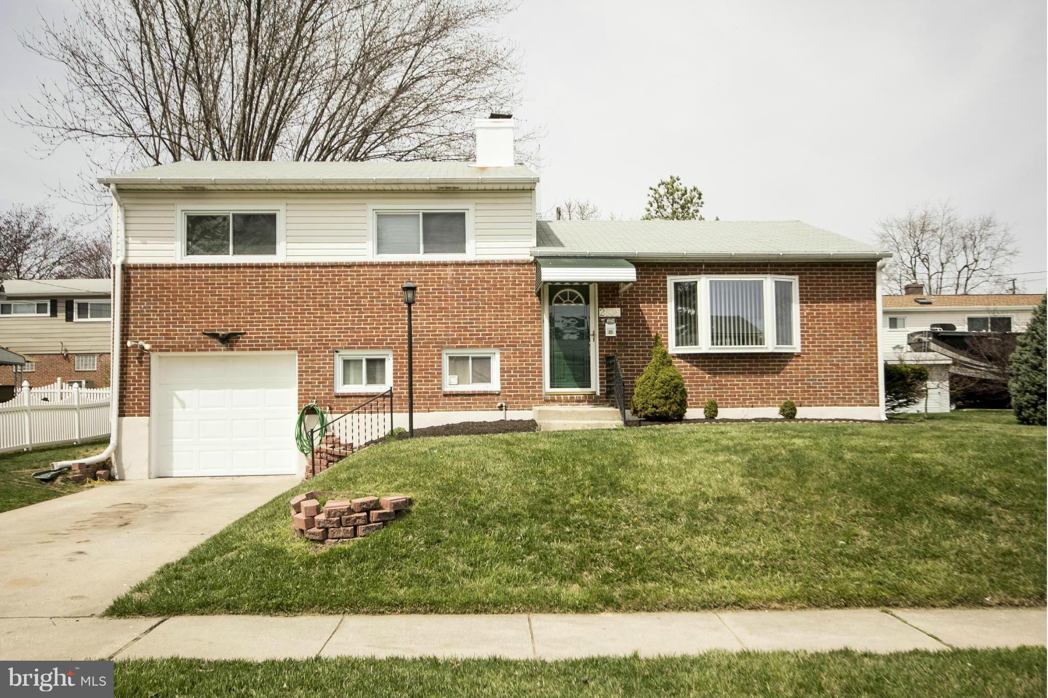 Split Level w/Oversized Garage w/Workshop