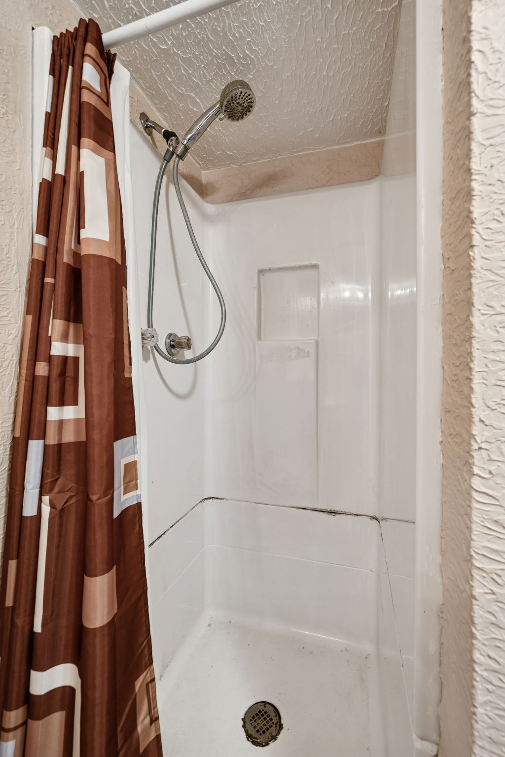 2554 Bakerton Road Red Boiling Springs, TN 37150 - Photo 30 of 46 a bathroom with a bath tub