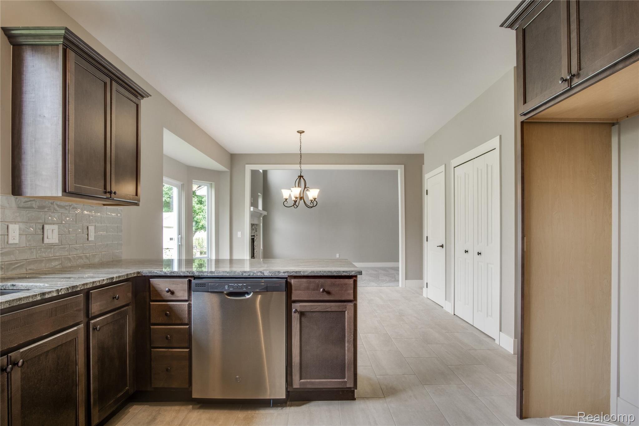 2914 Walsh Drive Rochester, MI 48309 - Photo 16 of 36 Interiors (15 of 37).jpg