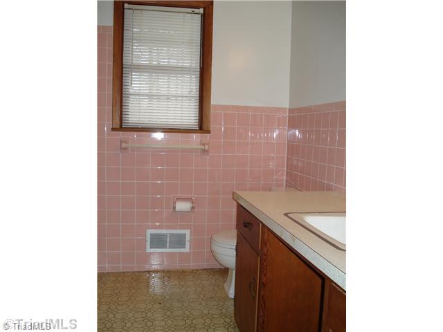 110 Oak Summit Road Winston-Salem, NC 27105 - Photo 12 of 16 Other Bath. Hall bath with tub/shower