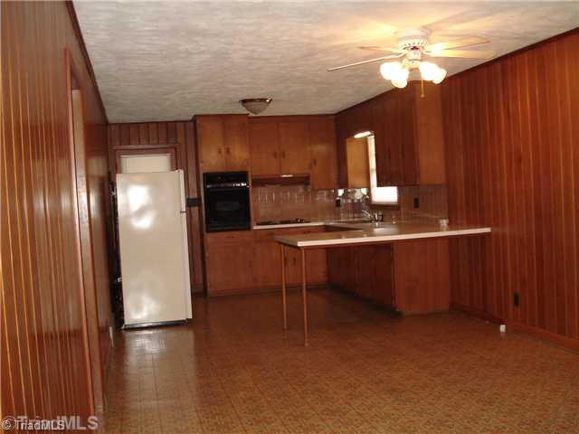 110 Oak Summit Road Winston-Salem, NC 27105 - Photo 7 of 16 Kitchen. Open kitchen / keeping area