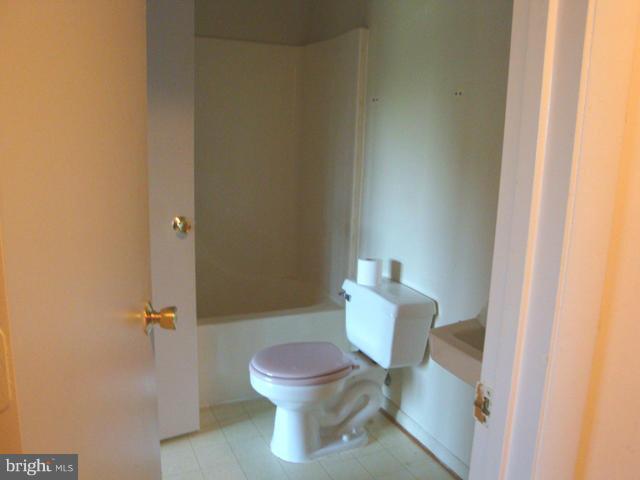 20204 Harbor Tree Road, Unit 20204 Gaithersburg, MD 20886 - Photo 8 of 8 Bath