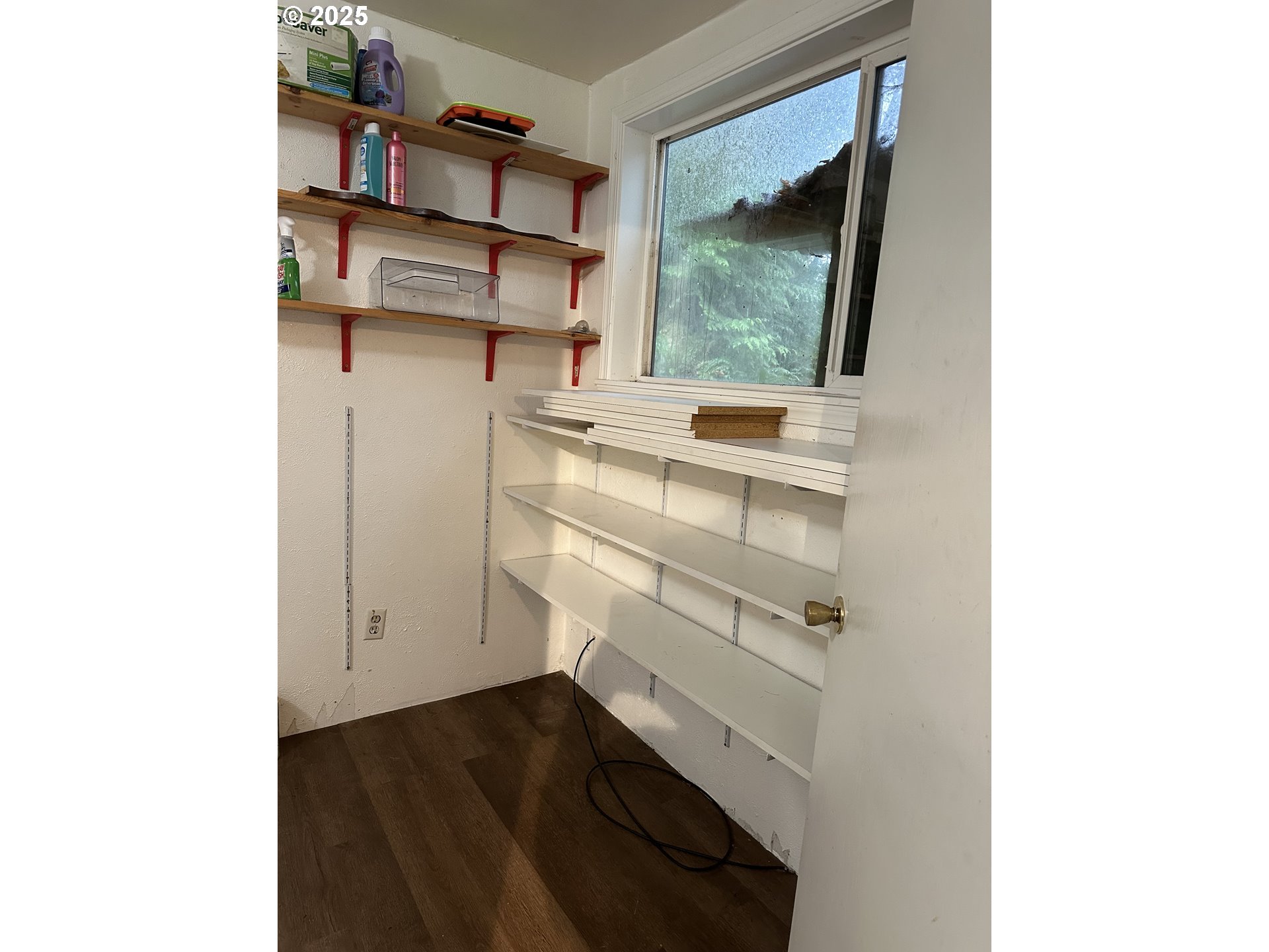 9247 Highway 126 Mapleton, OR 97453 - Photo 13 of 41 a view of cabinets and window
