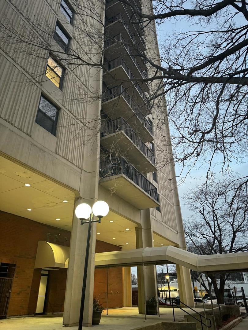 2605 South Indiana Avenue, Unit 606 Chicago, IL 60616 - Photo 18 of 34 a view of a building with street