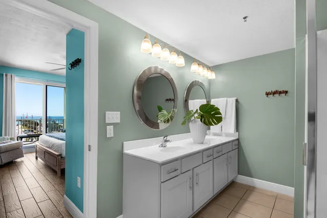 a en suite bathroom with a double vanity sink and a mirror
