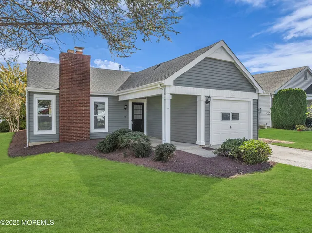 a view of house with a yard