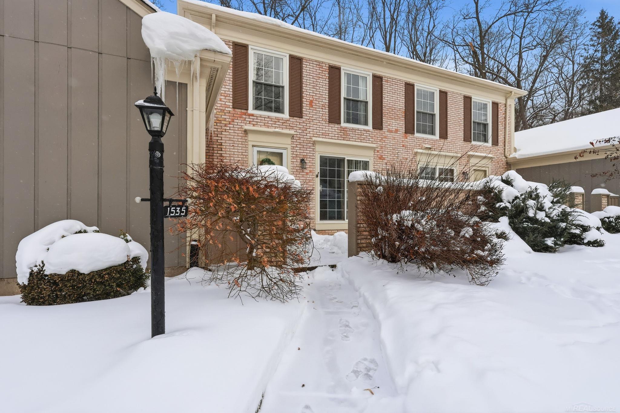 1535 Surrey Lane Rochester Hills, MI 48306 - Photo 2 of 27