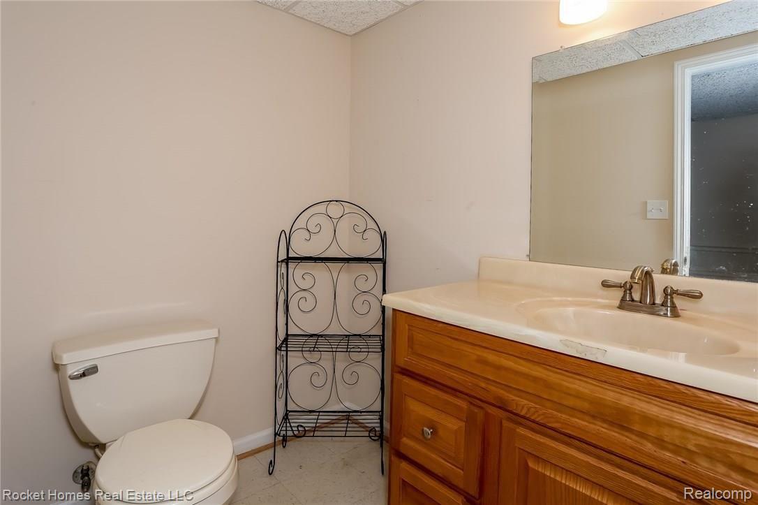 44892 Hanford Road Canton, MI 48187 - Photo 26 of 32 033-Powder_Room-4571032-medium.jpg