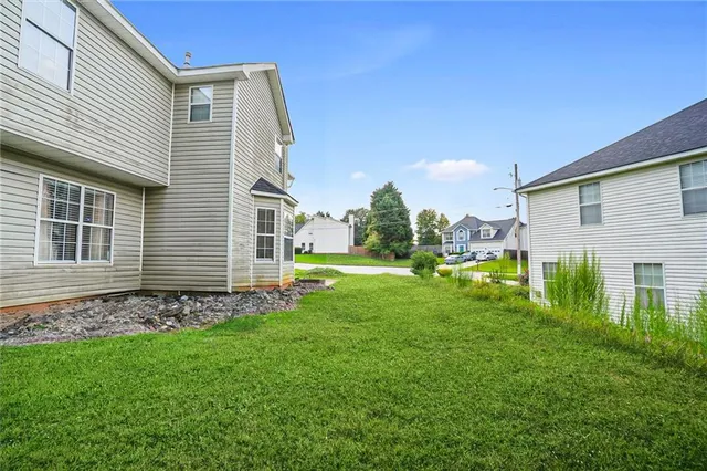 a view of a house with backyard