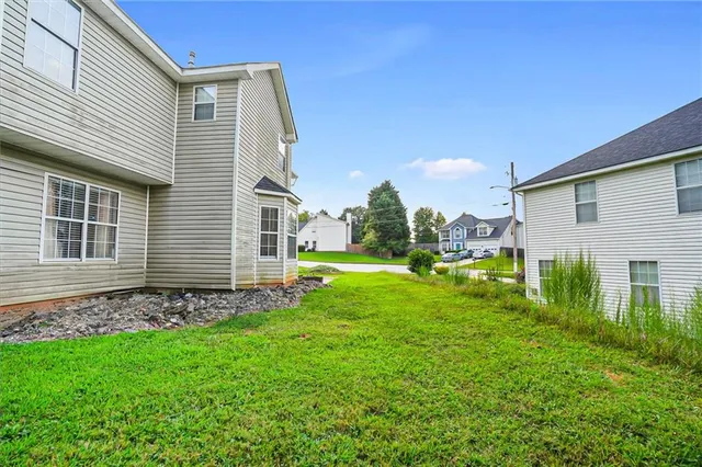 a view of a house with backyard