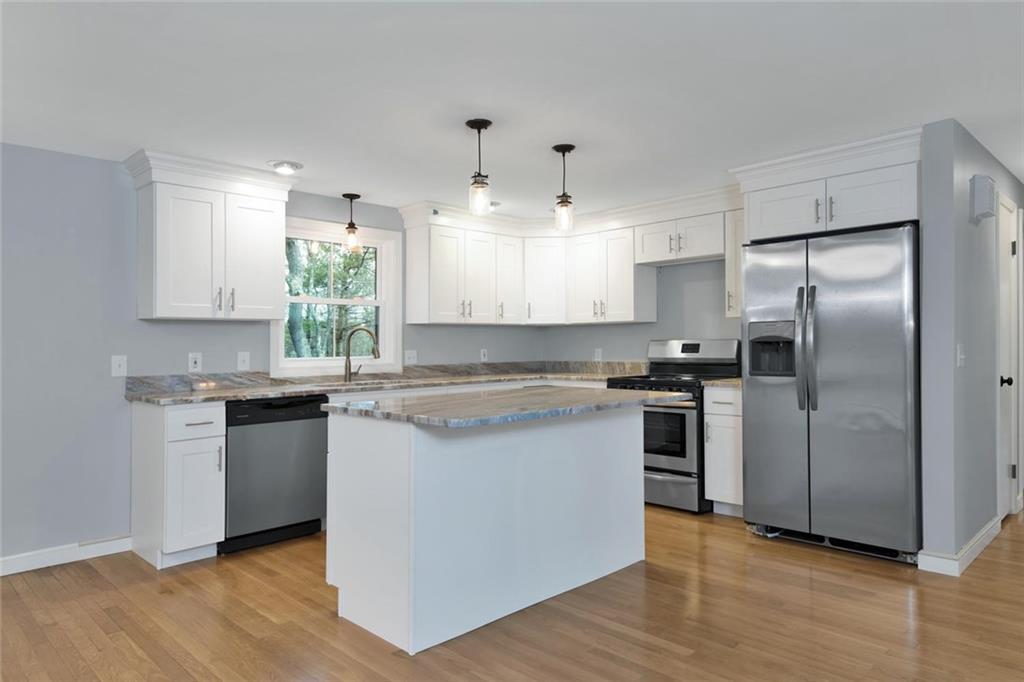 23 Carriage Road Cumberland Foreside, ME 04110 - Photo 3 of 28 Granite kitchen!