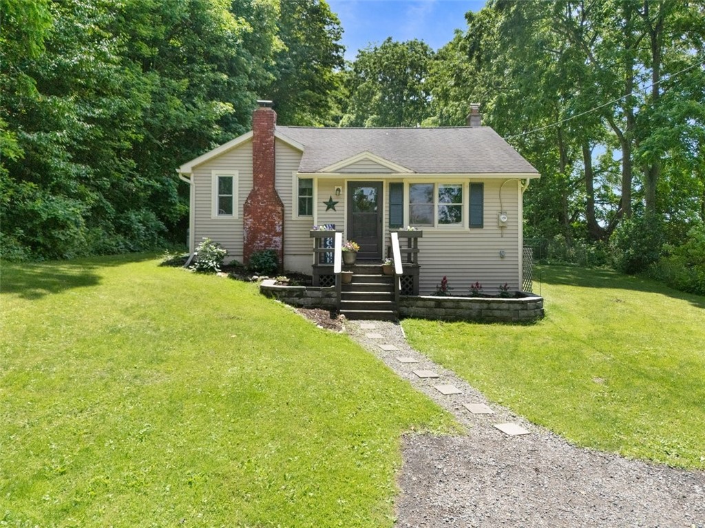 4246 East Williamson Road Marion, NY 14505 - Photo 2 of 38 Adorable bungalow style home!