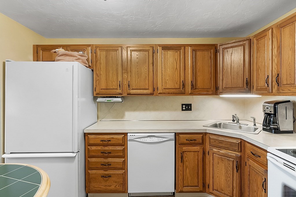 208 Ridgefield Circle, Unit C Clinton, MA 01510 - Photo 5 of 33 Gallery Image 5