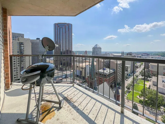 $1,598 | 78 10th Street East, Unit 2104, St. Paul, MN 55101