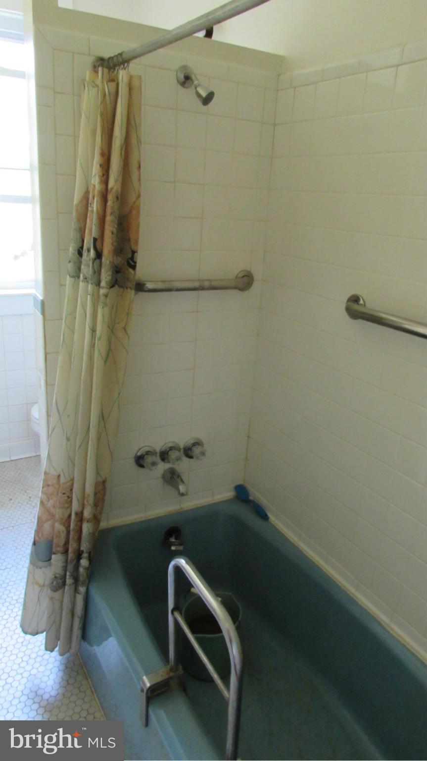 1704 South Road Baltimore, MD 21209 - Photo 20 of 23 Bath